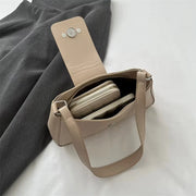 Model wearing the Vivi Vintage Shoulder Bag